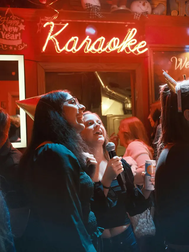 Perayaan Hari Valentine Bersama Teman (Photo by Pexels.com)