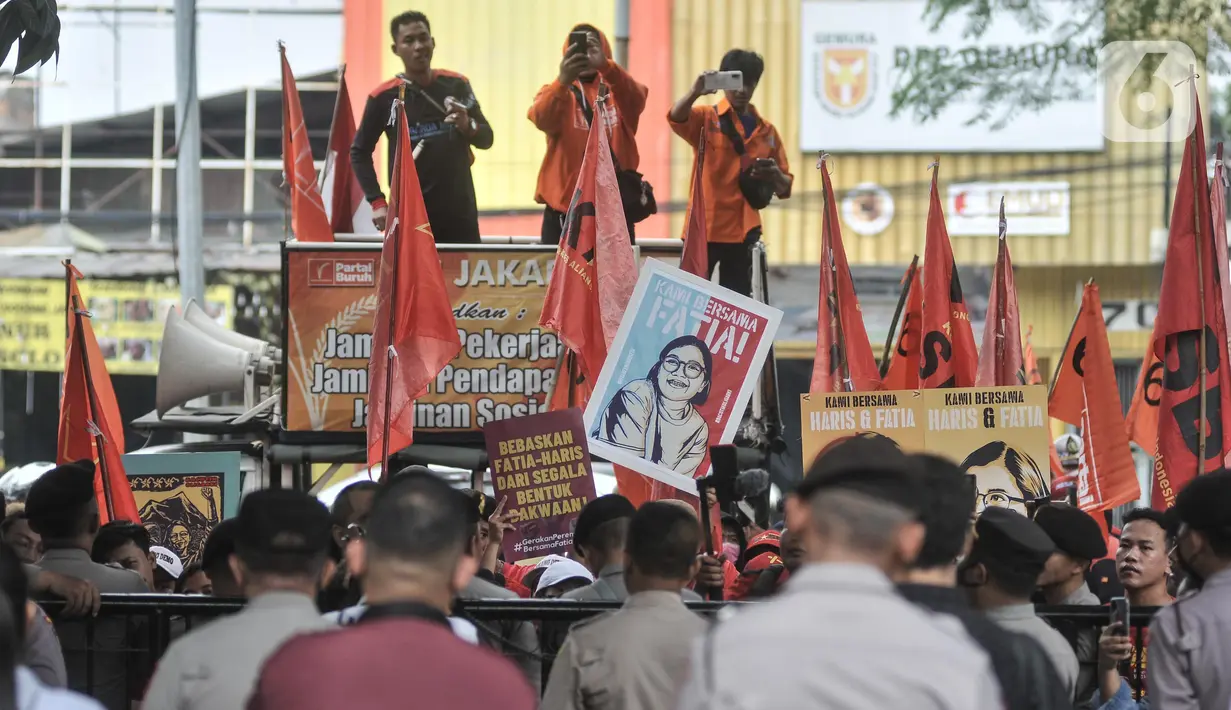 Hadir pada pukul 10.00 WIB itu berusaha merangsek masuk ke dalam gedung PN Jaktim untuk mengikuti jalannya persidangan.  (merdeka.com/Iqbal S. Nugroho)