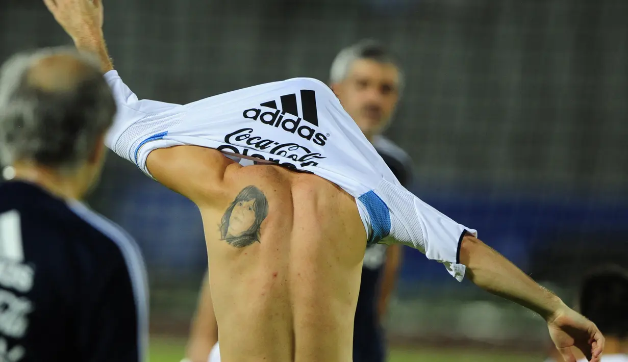 Tato pertama Messi di bagian kiri punggung pasang mesi sebagai pengingat akan sang ibunda tercinta, Celia Cuccittini. (AFP/Munir Uz Zaman)