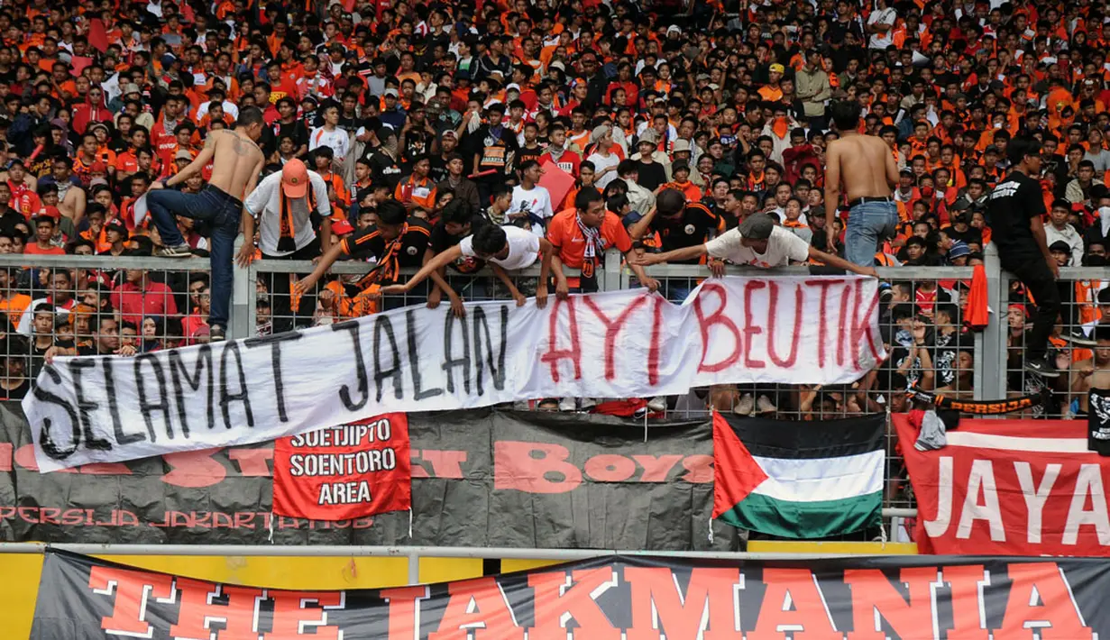 Sebagai tanda ikut berduka atas meninggalnya salah satu pentolan suporter Persib, Jakmania memasang kain bertuliskan "Selamat Jalan Ayi Beutik" di Stadion GBK, (10/8/2014). (Liputan6.com/Helmi Fithriansyah)