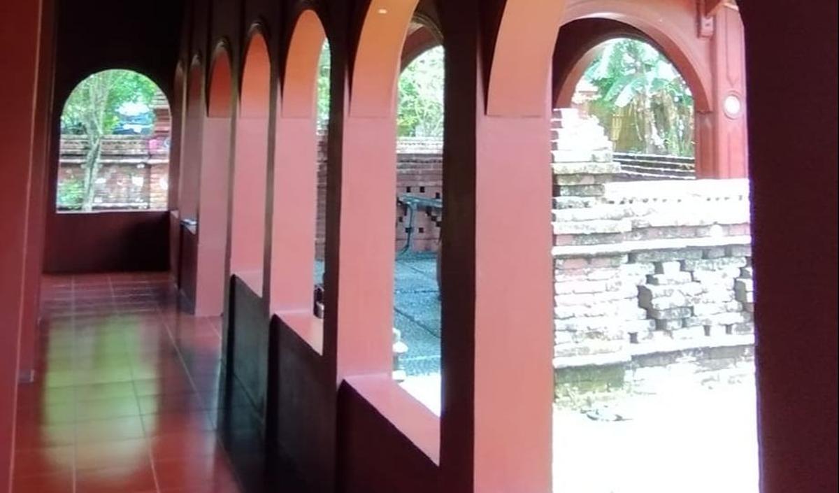 Dikelilingi Kisah yang Dipercaya Masyarakat Sekitar