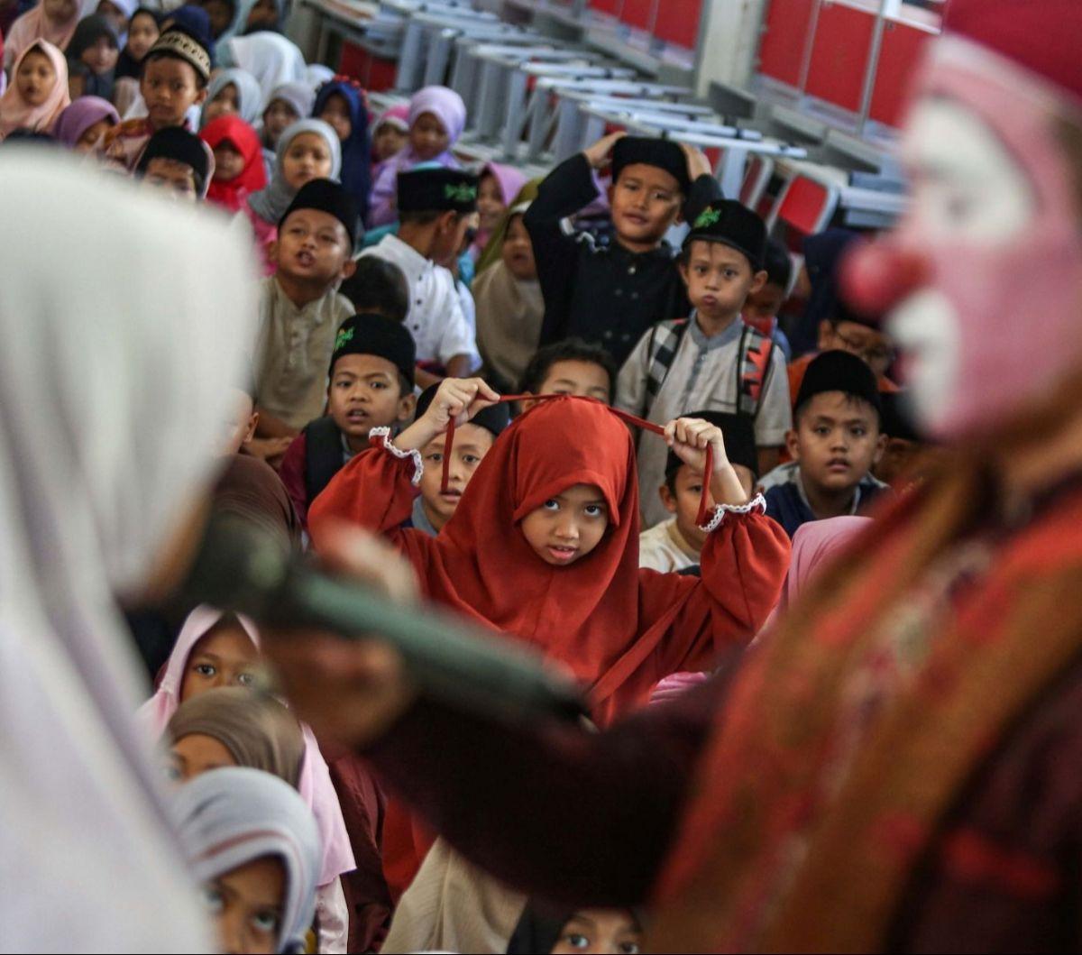 Antusiasme anak-anak saat mendengarkan dakwa ustaz Yahya Edward Hendrawan yang mengisi kegiatan pesantren kilat Ramadan 1445 Hijriah di SDN Pakualam 01, Kota Tangerang Selatan, Banten, Rabu (20/3/2024).  Foto: Liputan6.com / Angga Yuniar