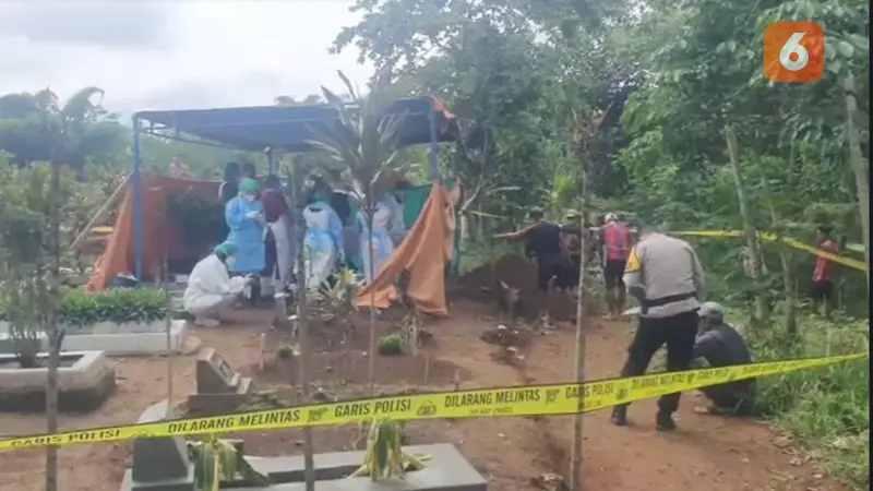 Ekshumasi di makam korban meninggal dunia akibat ledakan gas CNG di Kecamatan Cibadak Kabupaten Sukabumi, (Liputan6.com/Fira Syahrin)