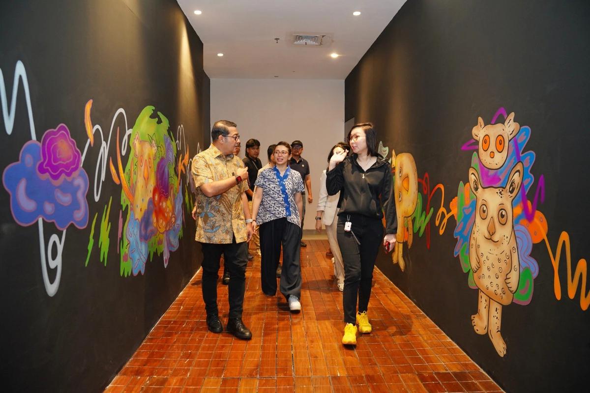 Menteri Ekonomi Kreatif, Teuku Riefky Harsya bersama Wakil Menteri Ekonomi Kreatif, Irene Umar mengunjungi pameran Pipilaka Calling di Sarinah Thamrin
