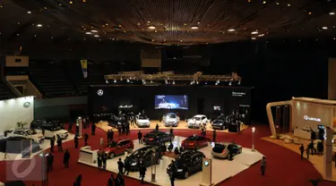 Puluhan mobil mewah dipamerkan dalam Jakarta Auto Show 2015 yang digelar di Jakarta Convention Centre, Rabu (28/10/2015). Jakarta Auto Show 2015 berlangsung pada 28 Oktober hingga 1 November 2015. (Liputan6.com/Helmi Fithriansyah)