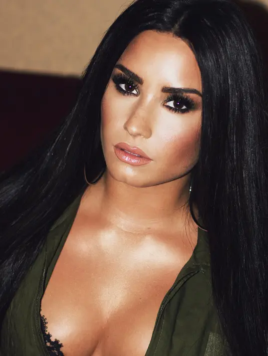 Dilansir dari HollywoodLife, Mike sendiri adalah seorang penderita bipolar dan anoreksia. Ia benar-benar menyukai Demi karena musisi tersebut selalu menyemangati penggemarnya. (instagram/ddlovato)