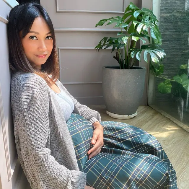 Momen Haru Nola B3 Umumkan Kehamilan Anak Keempat, Penuh Suka Cita. (Sumber: Instagram/riafinola)