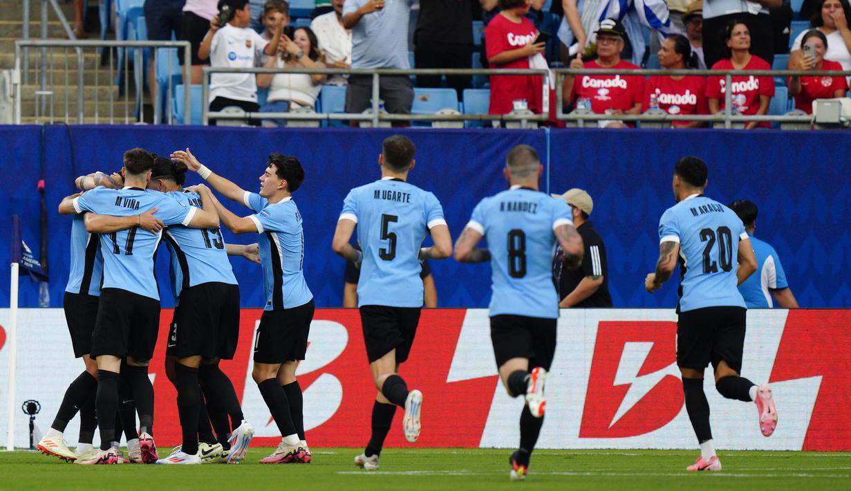Selebrasi para pemain Timnas Uruguay merayakan gol pertama ke gawang Timnas Kanada yang dicetak Rodrigo Bentancur pada laga perebutan tempat ketiga Copa America 2024 di Bank of America Stadium, Charlotte, Amerika Serikat, Minggu (14/7/2024) pagi WIB. (AP Photo/Jacob Kupferman)
