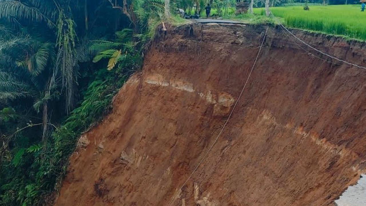 Penampakan Jalan di Kawasan Wisata di Tegallalang- Tampaksiring Bali Amblas 50 Meter, Ini Penyebabnya