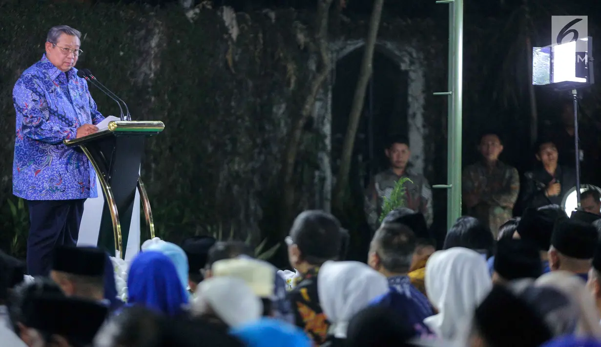 Presiden ke-6 Susilo Bambang Yudhoyono (SBY) menyampaikan pidato pada malam kontemplasi di Puri Cikeas Bogor, Senin (9/9/2019). Pada pidatonya, di tengah-tengah bangsa Indonesia yang majemuk ini, menurut SBY kasih sayang adalah sebuah harga mati. (Liputan6.com/Faizal Fanani)