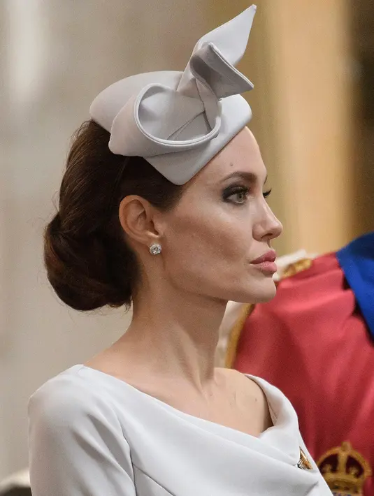 Aktris Angelina Jolie menghadiri acara Service of Commemoration and Dedication St Michael & St George di, London, Kamis (28/6). Jolie tampil mengenakan dress model cowl neck yang berhasil membuatnya bak putri kerajaan Inggris. (Leon Neal/PA via AP)