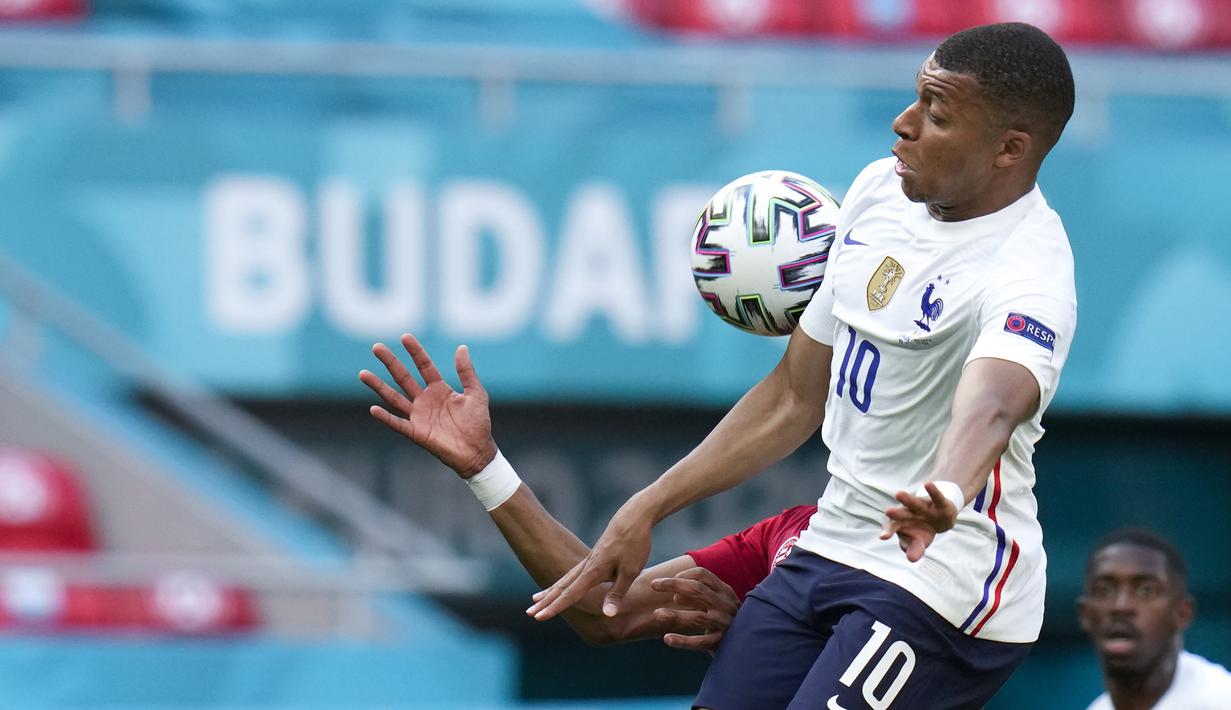 Kylian Mbappe. Partai melawan Swiss akan menjadi panggung pembuktian striker berusia 22 tahun ini. Belum mencetak satu gol pun di 3 laga fase grup menjadi tantangan untuk unjuk ketajaman. Apalagi pertahanan Swiss kelihatan rapuh usai kebobolan 5 gol di fase grup. (Foto: AP/Pool/Darko Bandic)