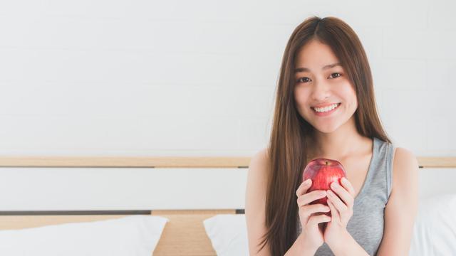 makan buah apel