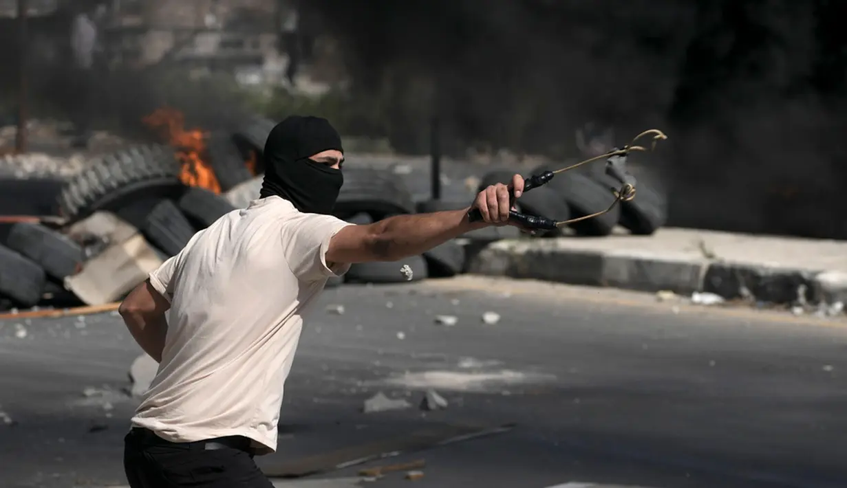 Mereka menghadapi tentara Israel dan pemukim ilegal Yahudi yang sama-sama memiliki senjata api. (AP Photo/Majdi Mohammed)