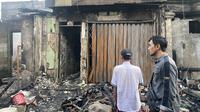 Penampakan lokasi pasca-kebakaran Depo Pertamina Plumpang, Koja, Jakarta Utara, Sabtu (4/3/2023) pagi. Rumah-rumah dan kendaraan warga hangus dilalap api. (Liputan6.com/Muhammad Radityo Priyasmoro)
