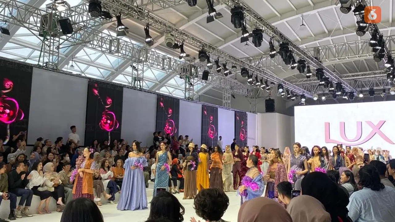 Napas Kepercayaan Diri dan Ekspresi Perempuan dalam Koleksi Bernuansa Bunga dan Lipatan di JFW 2024