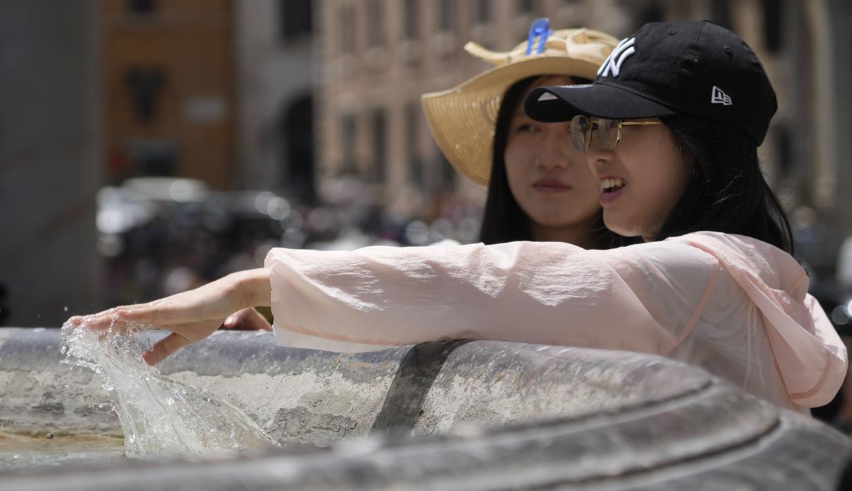 Setelah awal musim panas yang relatif tidak terlalu panas, negara ini bersiap untuk menghadapi salah satu gelombang panas yang paling hebat dalam beberapa tahun terakhir.  (AP Photo/Gregorio Borgia)