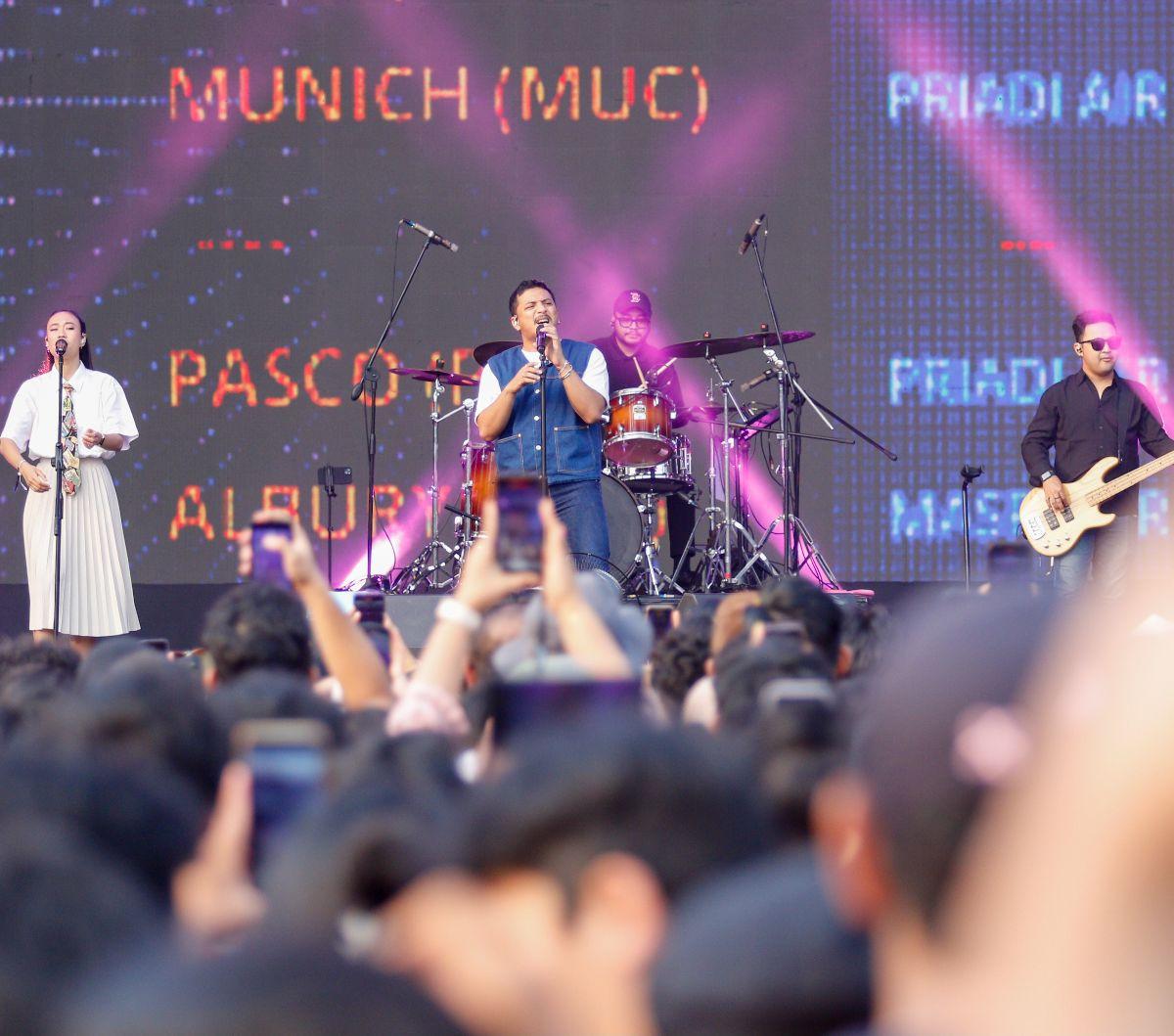 Penyanyi Sal Priadi sukses mengguncang panggung utama The Sounds Project Vol. 7 di Ecovention & Ecopark Ancol, Jakarta, pada Minggu (11/8/2024). Sal tampil dengan sejumlah lagi andalan, termasuk 'Dari Planet Lain' dan 'Gala Bunga Matahari', yang belakanga