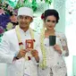 Hengky Kurniawan dan Sonya Fatmala menunjukan buku nikah seusai prosesi akad nikah di sebuah hotel kawasan TMII, Jakarta, Kamis (23/4/2015). (Liputan6.com/Panji Diksana)