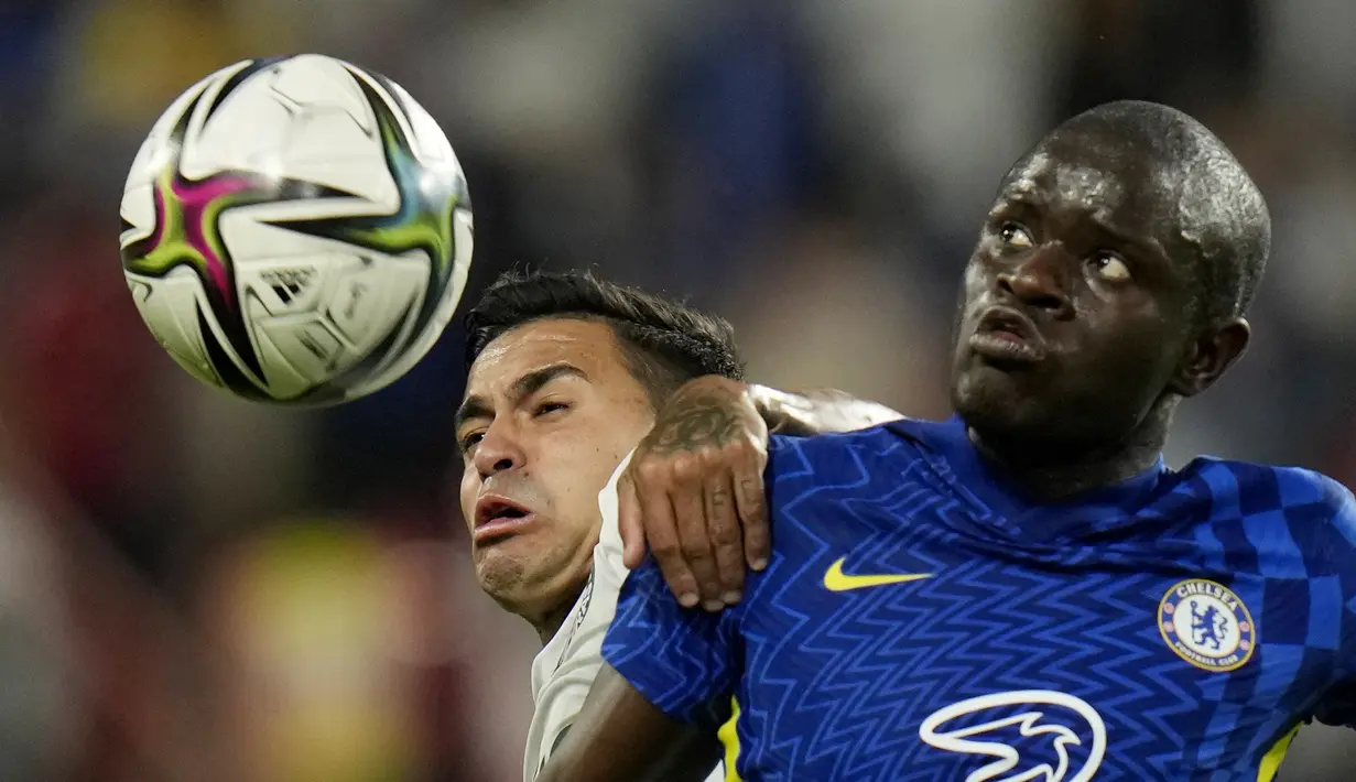 Di level internasional, Mendy berhasil mengantarkan Timnas Senegal menjadi jawara Piala Afrika 2021, Senin (7/2/2022). The Lions of Teranga menang adu penalti 4-2 atas Mesir di partai final. (AP/Hassan Ammar)