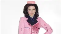 Kontroversi Kostum Halloween Julia Fox, Reka Ulang Busana Pink Mantan Ibu Negara AS yang Berlumuran Darah