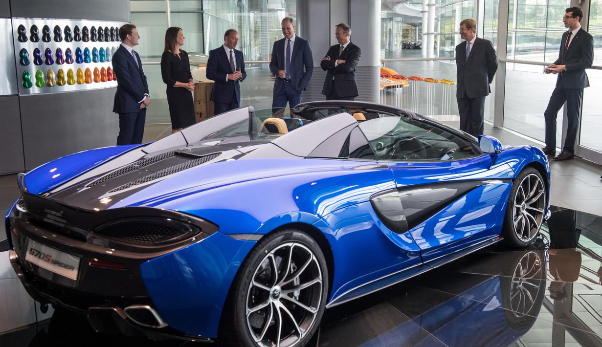 Pangeran William didampingi CEO McLaren Automative, Mike Flewitt melihat mobil McLaren 720S saat berkunjung ke McLaren Automotive Production Center di Woking (12/9). (AFP Photo/Pool/Chris J Ratcliffe)
