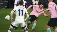 Penyerang Barcelona, Lionel Messi berusaha melakukan tembakan ke gawang Valladolid 3-0 dalam laga pekan ke-15 Liga Spanyol di Stadion Jose Zorrilla, Selasa (22/12/2020). Messi resmi melewati rekor Pele saat membantu Barcelona menggulung Valladolid 3-0 dalam laga tersebut. (Cesar Manso/Pool via AP)
