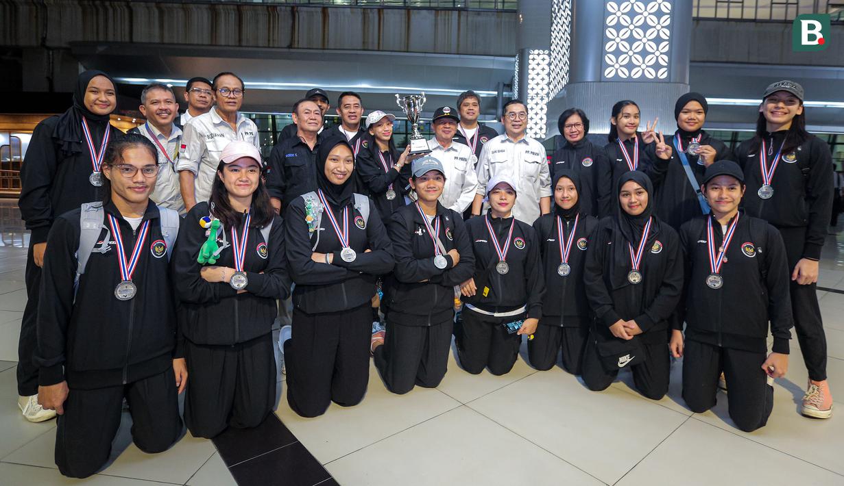 <p>Timnas voli putri Indonesia U-18 sukses mencapai target menjadi runner-up yang dibebankan oleh PBVSI pada ajang Princess Cup 2024 di Thailand. Kedatangan rombongan skuad Timnas Voli Putri Indonesia U-18 pun disambut hangat para pengurus PBVSI saat mendarat di Terminal 3 Bandara Soekarno-Hatta, Jumat (14/6/2024) sore WIB. (Bola.com/Bagaskara Lazuardi)</p>
