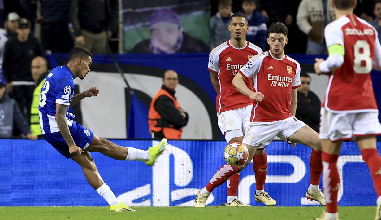 Pemain FC Porto, Wenderson Galeno (kiri) melesatkan bola untuk mencetak gol ke gawang Arsenal dari luar kotak penalti pada laga leg pertama 16 besar Liga Champions 2023/2024 di Dragao stadium, Porto, Portugal, Kamis (22/02/2024) dini hari WIB. (AP Photo/Luis Vieira)