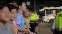 Bocah-bocah Thailand menunggu pemain Timnas Indonesia U-22 untuk meminta tanda tangan di 700th Anniversary Stadium, Chiang Mai, Jumat (12/12/2025). (Bola.com/Bagaskara Lazuardi)