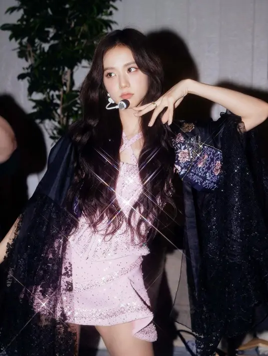 Pesona Jisoo BLACKPINK dibalut outfit bling bling saat di Coachella. Mana potret Jisoo yang paling jadi favoritmu? [Foto: Instagram/sooyaaa__]