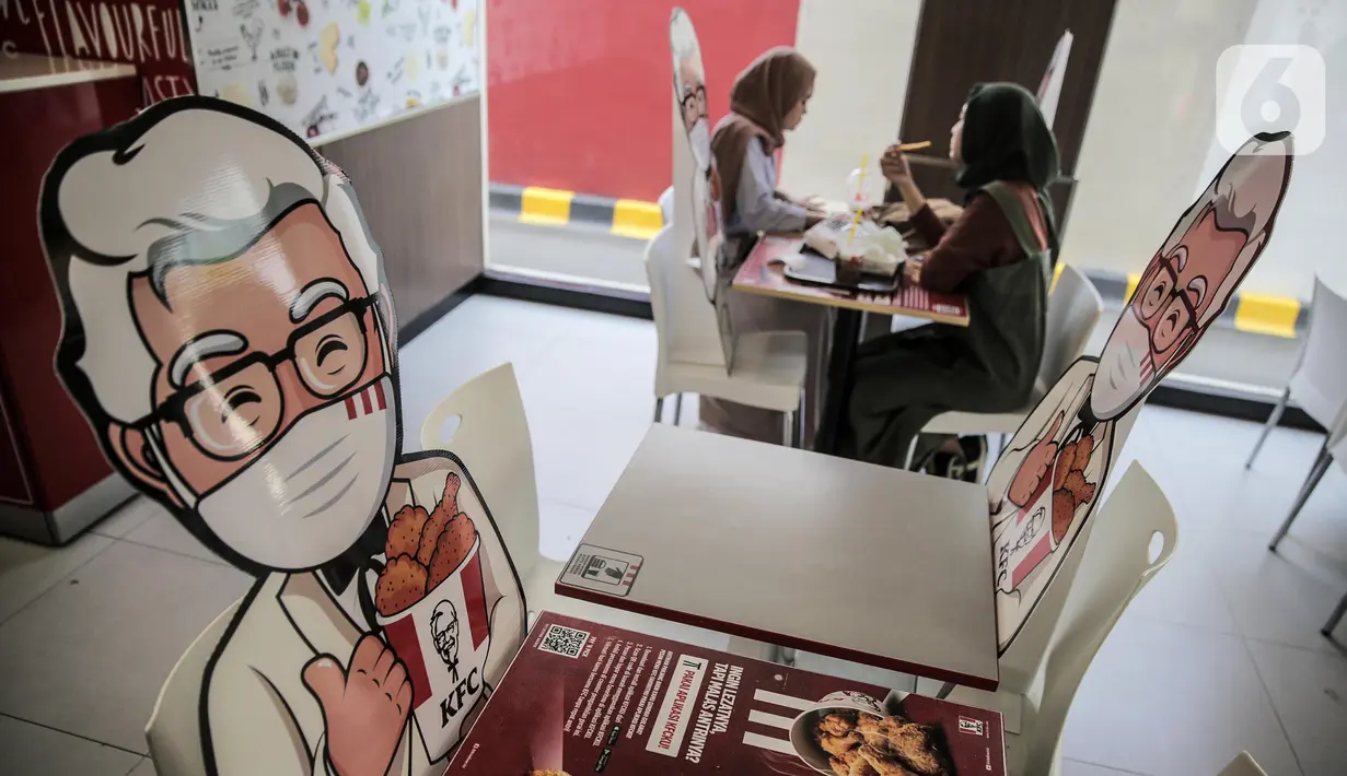 Banner bergambar karakter terlihat di KFC Salemba, Jakarta, Selasa (23/6/2020). Banner bergambar tersebut berguna untuk pembatas bagi pengunjung yang makan di tempat saat fase kenormalan baru. (Liputan6.com/Faizal Fanani)