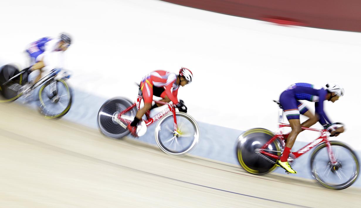 Pesepeda Indonesia, Angga Dwi Wahyu (tengah), memacu kecepatan pada nomor scratch race junior putra saat Asian Track Championship 2019 di Jakarta International Veledrome, Jakarta, Kamis (10/1). Angga berhasil meraih emas. (Bola.com/Yoppy Renato)