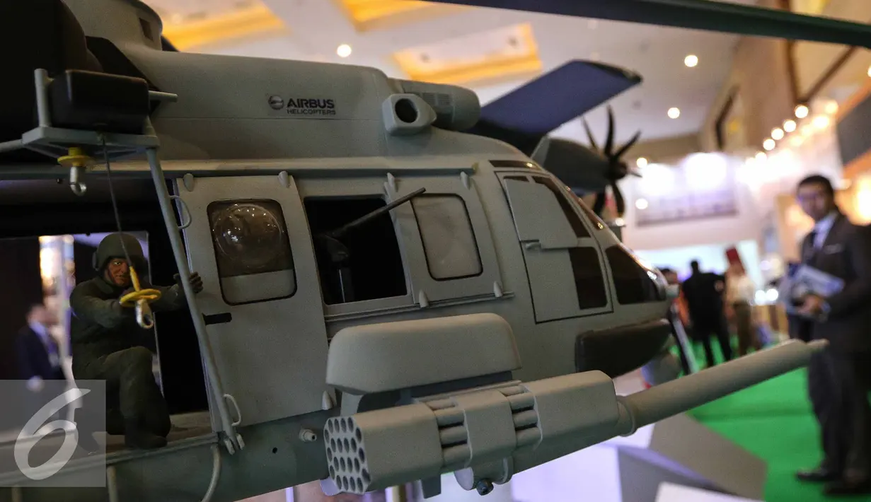Sebuah miniatur Helikopter saat pameran Indo Defence 2016 Expo & Forum di JIExpo Kemayoran, Jakarta, Rabu (2/11). Sebanyak 45 negara mempromosikan peralatan sektor pertahanan dan keamanan internasional. (Liputan6.com/Faizal Fanani)