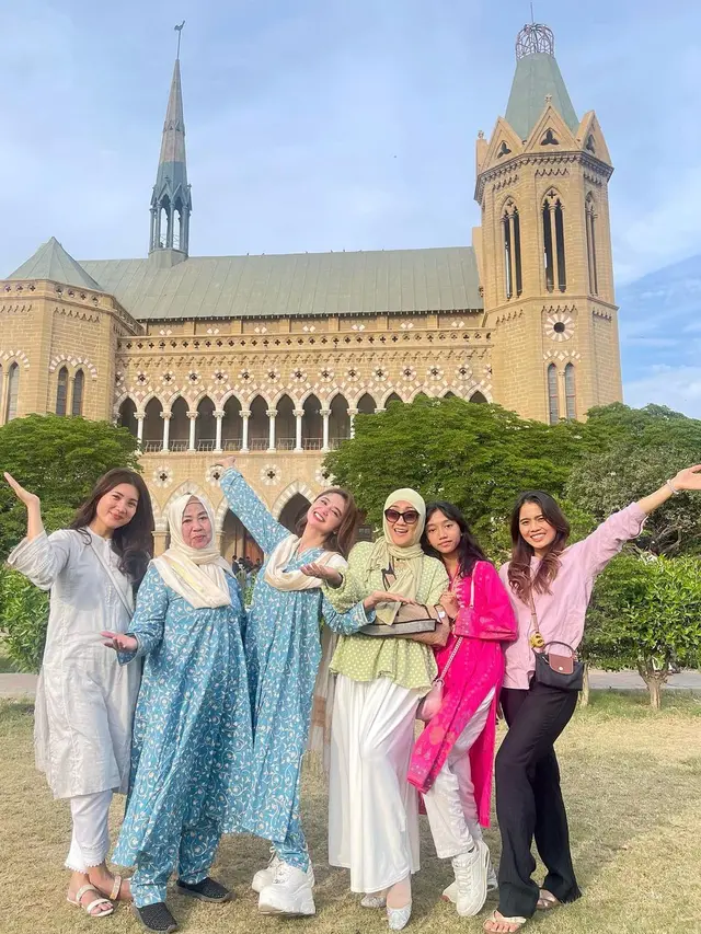 Potret Dewi Perssik rayakan lebaran di Pakistan (Sumber: Instagram/@dewiperssik9)