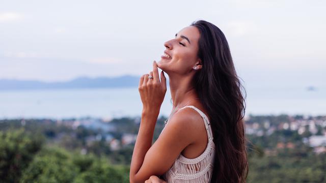 wanita oktober berdiri