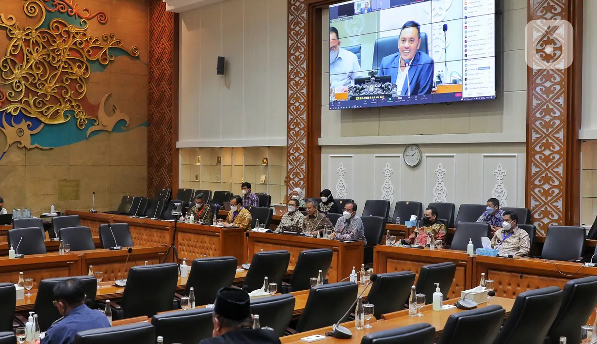 Suasana rapat kerja antara Wakil Menteri Keuangan (Wamenkeu) Suahasil Nazara dengan Badan Legislasi DPR RI di kompleks Parlemen, Jakarta, Kamis (18/8/2022). Raker tersebut dalam rangka harmonisasi Rancangan Undang-Undang (RUU) tentang pengembangan dan penguatan sektor keuangan. (Liputan6.com/Angga Yuniar)