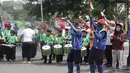 Anak - anak sekolah menyaksikan Torch Relay Asian Games 2018 di kawasan Slipi, Jakarta, Kamis (16/08). Obor Asian Games 2018 tiba di wilayah Jakarta Barat  dan nantinya akan di teruskan berkeliling Jakarta Utara.(Liputan6.com/  Herman Zakharia)