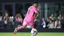 Sempat diimbangi pada menit ke-67, Inter Miami kembali mendapatkan hadiah penalti. Lagi-lagi akibat handball dari pemain Tigres UANL, Javier Aquino saat membayangi pergerakan Luis Suarez. (AFP/Rich Storry)