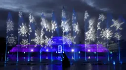 Instalasi cahaya dipamerkan menyambut perayaan Natal di Palm House, Royal Botanic Gardens, Kew, London, Selasa (15/11/2022). Selain memamerkan jalur cahaya dengan satu juta lampu di jalur sepanjang 2,7 km, terdapat cahaya imersif, pohon lampu, terowongan cahaya, dan pertunjukkan cahaya air yang mengesankan. (AP Photo/Kirsty Wigglesworth)