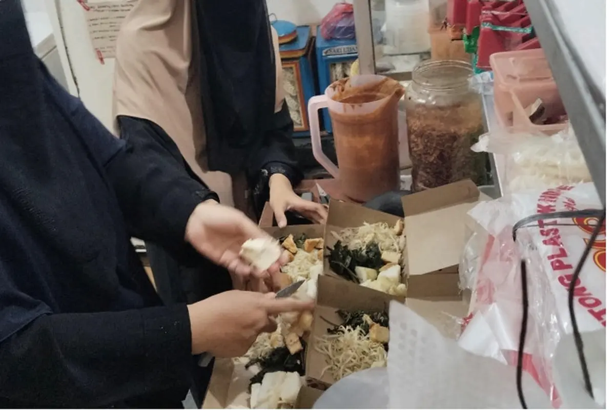Pasangan suami istri Babah Fina dan Ummi Labib setiap hari meracik bumbu yang resepnya diwariskan sang nenek. (Istimewa)