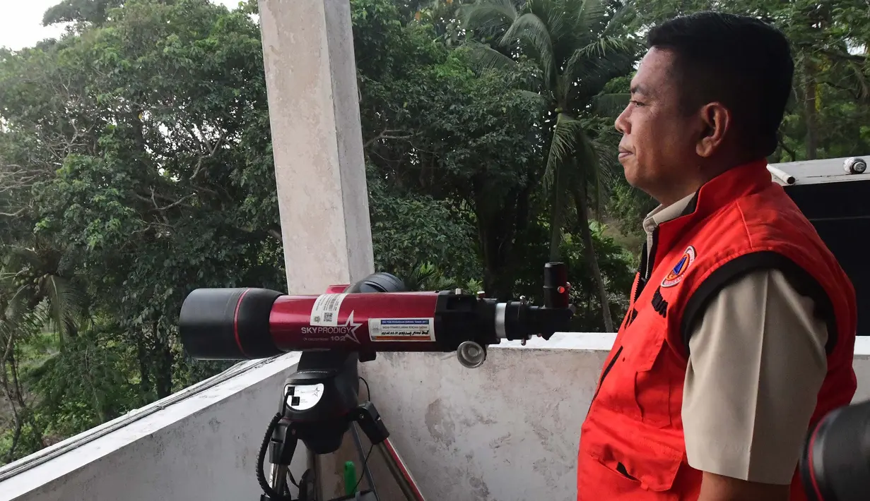 Gubernur Banten Andra Soni mengamati aktivitas Gunung Anak Krakatau melalui  alat teleskop di Pos Pemantau Gunung Anak Krakatau di Pasauran, Kabupaten Serang, Banten, Minggu, 6 September 2026. (KLY/Arie Basuki)
