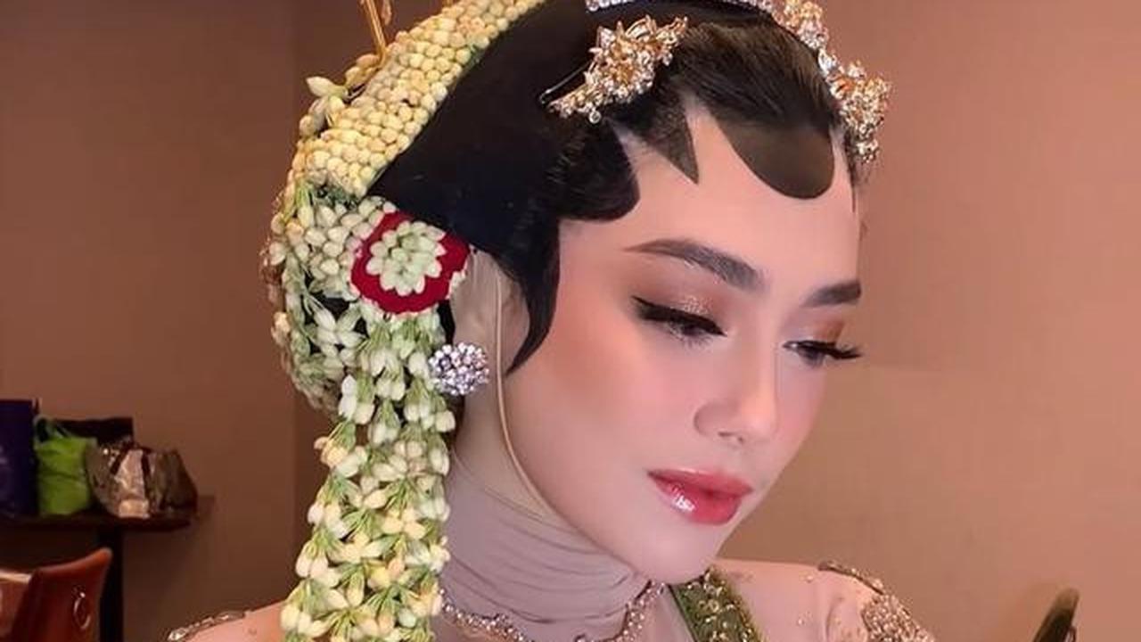 Potret Celine Evangelista dengan Paes Jawa Hijab di Gala Premier Film Danyang Wingit