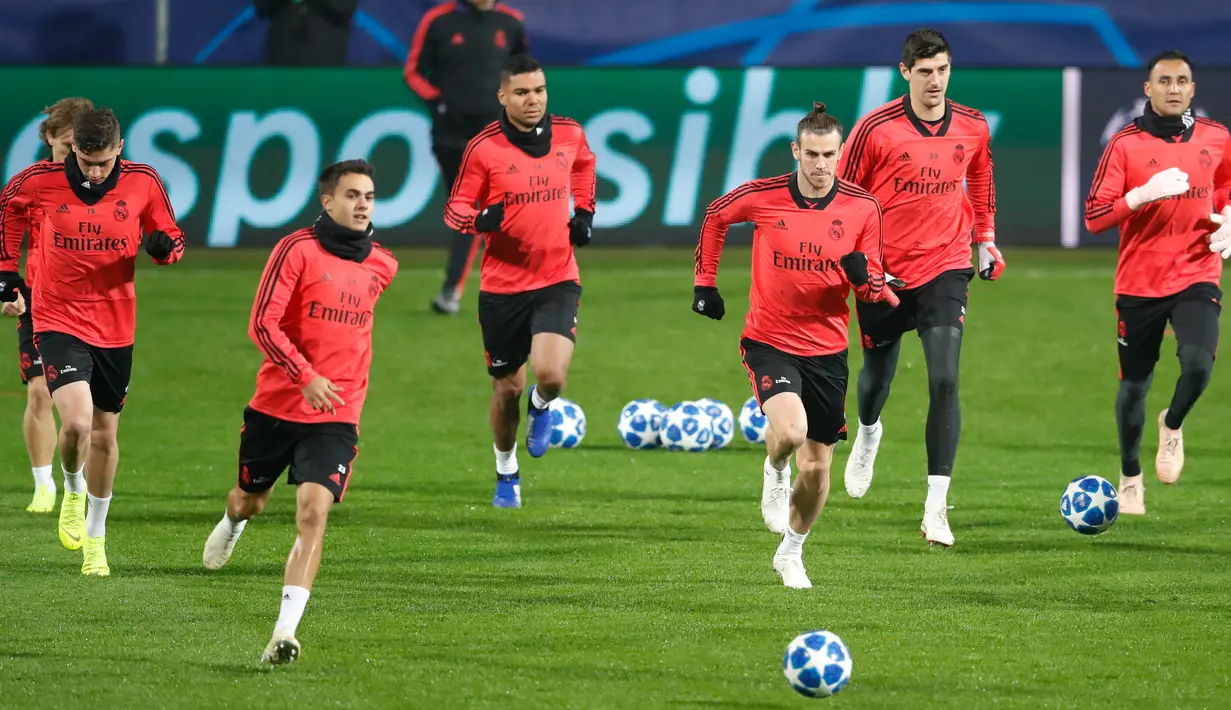 Pemain Real Madrid, Gareth Bale (depan kanan) dan rekan-rekannya berlari saat sesi latihan di Stadion Doosan Arena, Plzen, Republik Ceko, Selasa (6/11). Real Madrid akan menghadapi Viktoria Plzen dalam Grup G Liga Champions. (AP Photo/Petr David Josek)