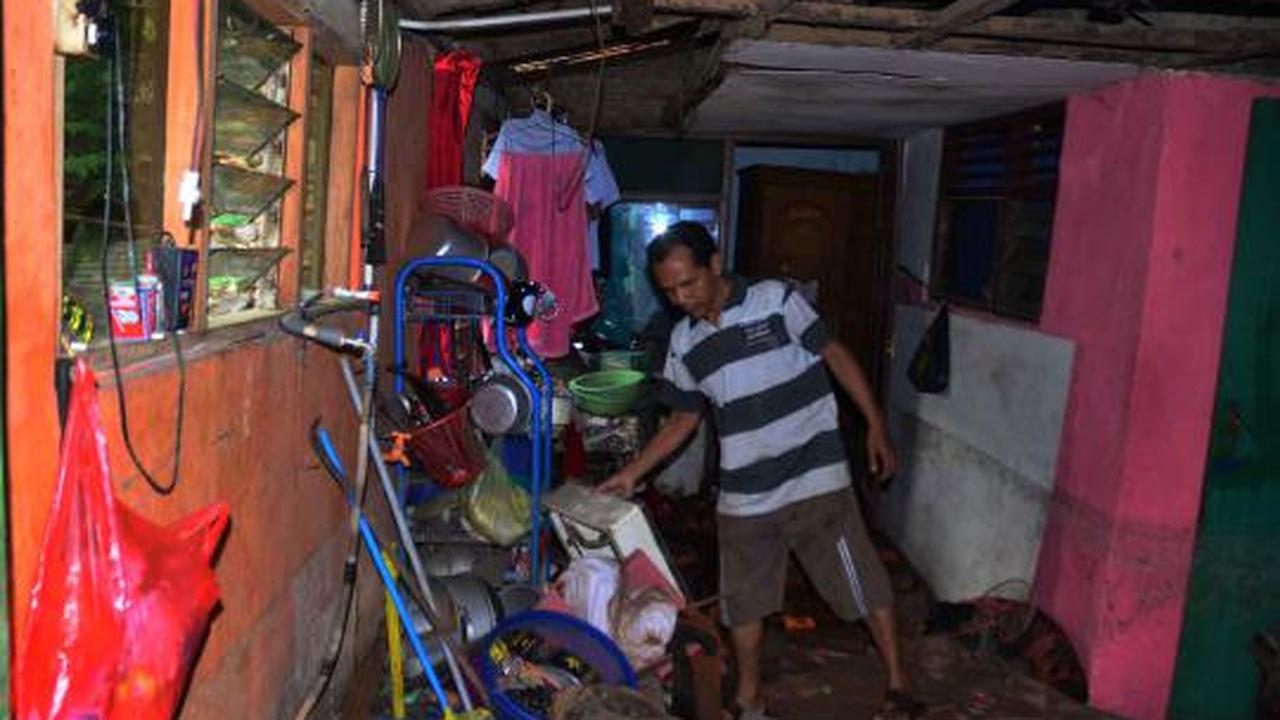Tembok STIE PBM ambruk timpa 4 rumah warga