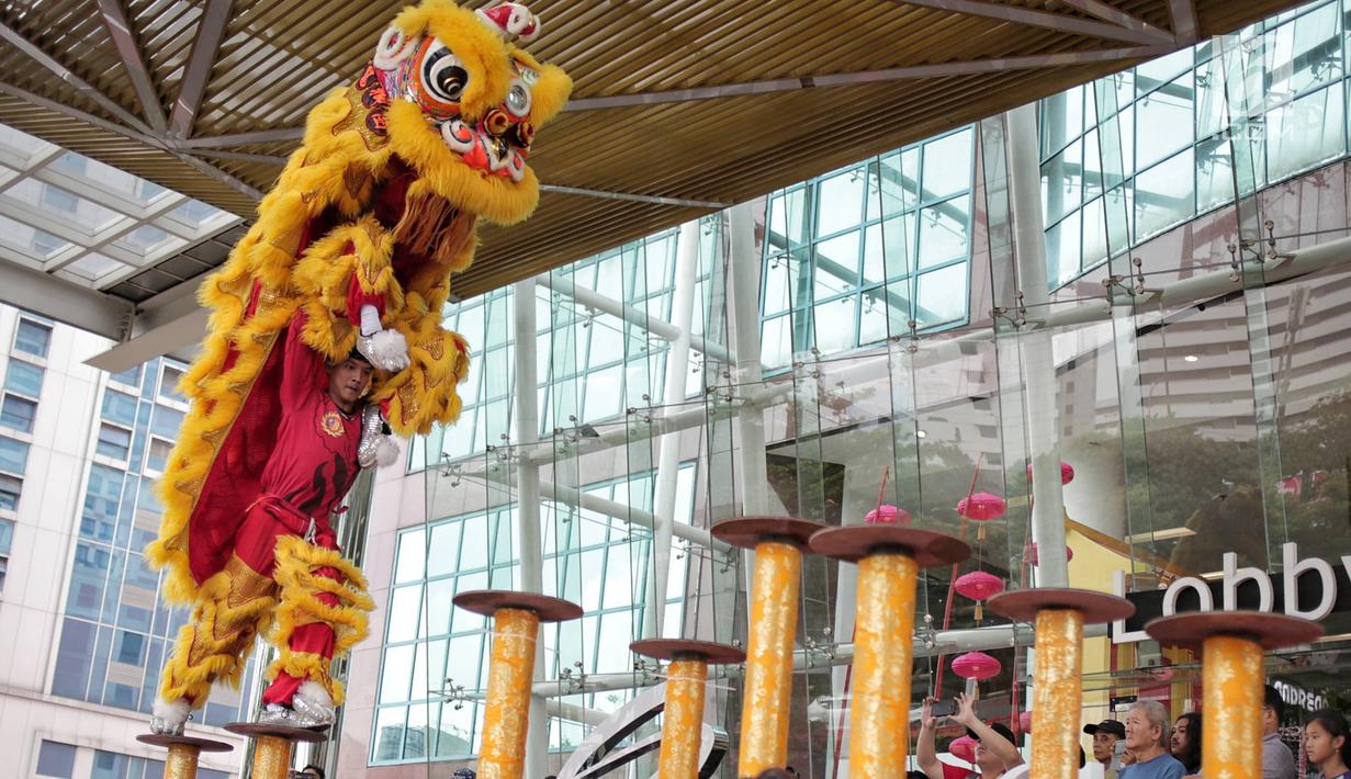 Atraksi barongsai tampil menghibur pengunjung di Mal Ciputra, Jakarta, Jumat (25/1). Acara yang mengusung tema Lucky New Year Lucky You digelar menyambut Tahun Baru Imlek 2570. (Liputan6.com/Faizal Fanani)