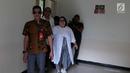 Pelawak Tri Retno Prayudati atau Nunung Srimulat dan suaminya July Jan Sambiran tiba untuk menjalani sidang perdana di Pengadilan Negeri Jakarta Selatan, Rabu (2/10/2019). Nunung dan July Jan Sambiran akan mendengar pembacaan dakwaan oleh Jaksa Penuntut Umum. (Liputan6.com/Herman Zakharia)