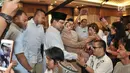 Calon presiden nomor urut 02 Prabowo Subianto menyalami penyandang disabilitas saat menghadiri peringatan Hari Disabilitas Internasional ke-26 di Jakarta, Rabu (5/12). Acara ini dihadiri Komunitas Disabilitas Indonesia. (Merdeka.com/Iqbal Nugroho)