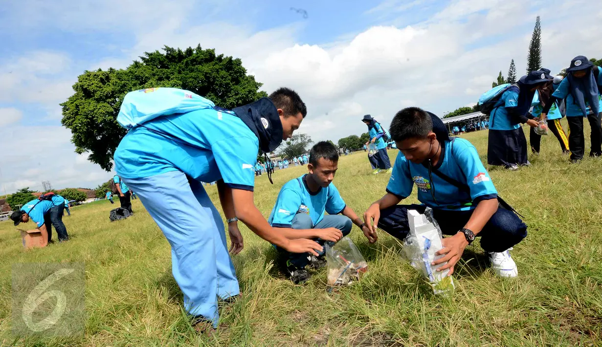 Sebanyak 250 siswa dari 70 sekolah Adiwiyata di 10 provinsi di Indonesia memungut sampah di Alun-Alun Kidul, Yogyakarta dalam rangka Aksi Lingkungan Sekolah Adiwiyata (29/4). (Liputan6.com/Eko)