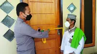 Kapolres Parigi Moutong, AKBP Yudy Arto Wiyono saat menyerahkan rumah hasil sedekah dari personel Polres Parimo selama 3 tahun kepada imam Masjid Polres Parimo, Ustad Jamrut, Kamis (13/1/2022). (Foto: Humas Polres Parigi Moutong).